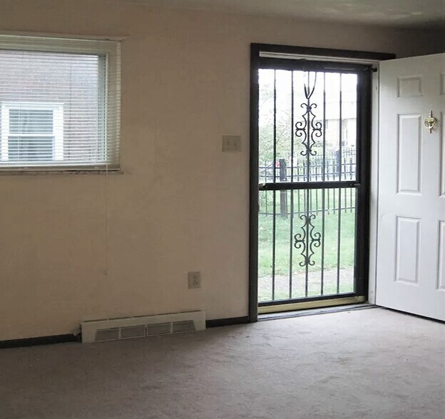 Living area with storm door - 416 Brierly Ln