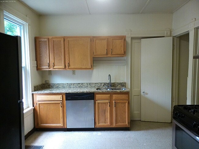 Building Photo - 418 Cherry St