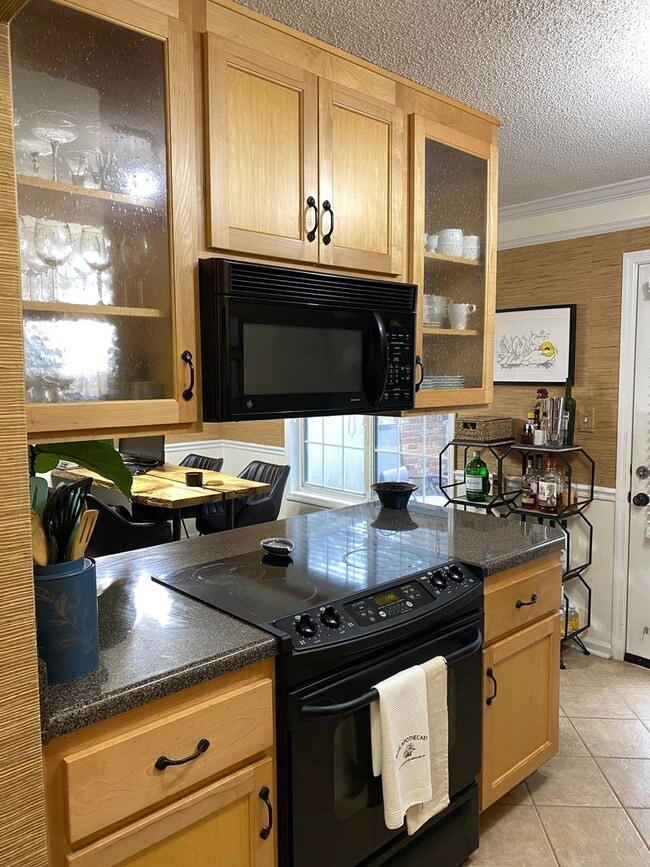 Building Photo - Stunning 2 bed, 2.5 bath townhouse just off the Oconee Connector