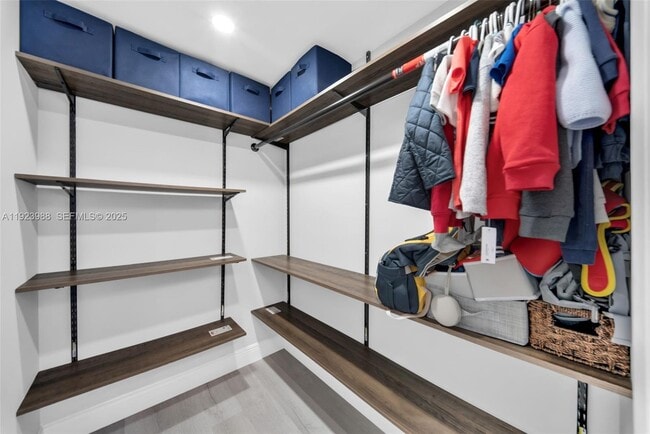 Building Photo - 707 NE 27th Ave