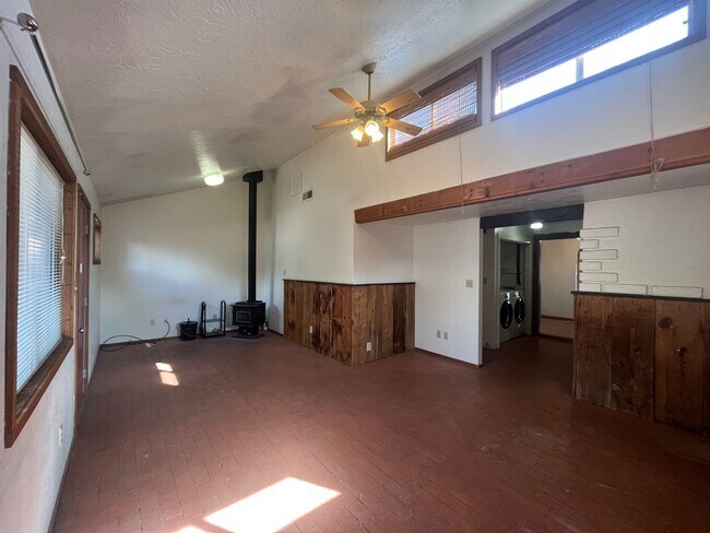 Building Photo - Pleasant 2 Bedroom 1 Bathroom Home In The Monkbridge Gardens Neighborhood!