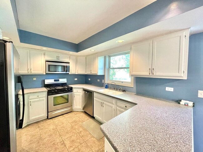 Building Photo - 2250 Lakeside Dr