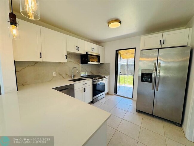 Building Photo - 1472 NE 30th Ct