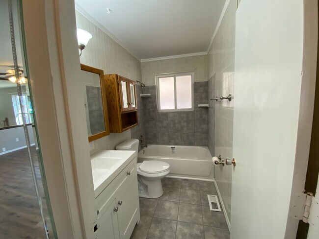 Building Photo - Charming 3 Bedroom with Great Yard