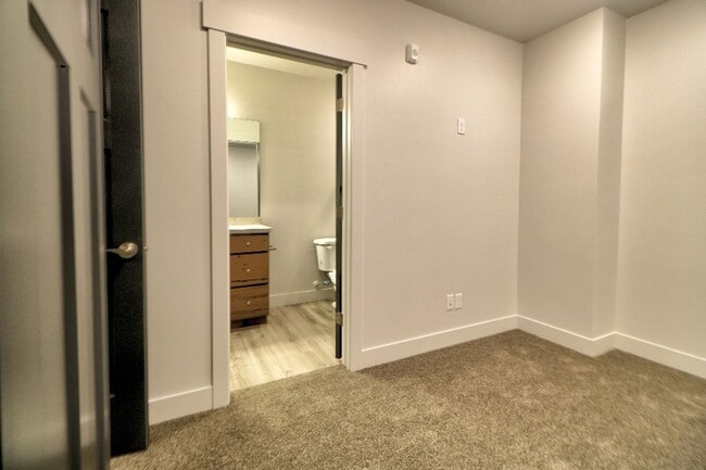 Building Photo - 2 Bedroom 1 Bathroom Apartment