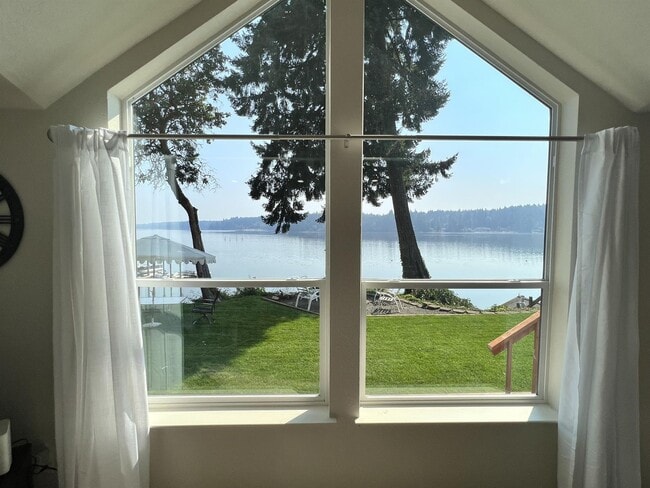 Building Photo - FULLY FURNISHED 2bed 1.5 bath HOME Waterfront