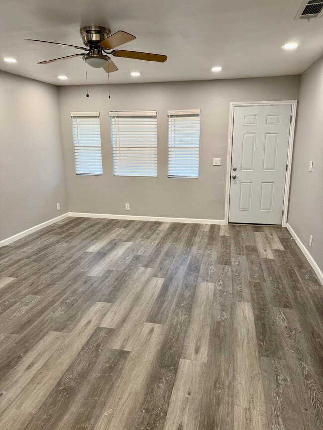 Building Photo - 972 S Hope Ave