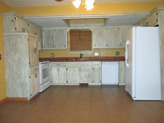 Building Photo - 233 Cindy Ave
