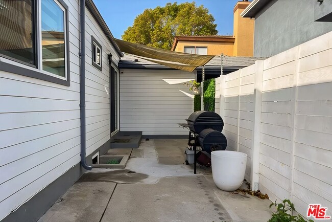 Building Photo - 3872 Bentley Ave