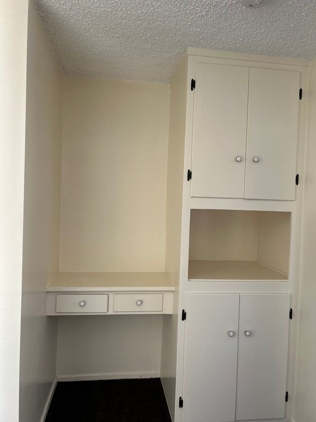 Building Photo - 1622 W 81st St