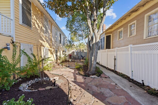 Building Photo - 611 Church St