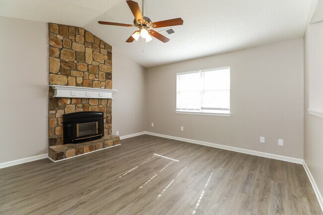 Building Photo - 240 Rosewood Dr