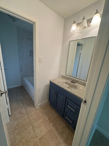 Building Photo - 4031 Briarglen Dr
