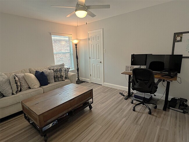 Building Photo - 8426 Hunters Village Dr