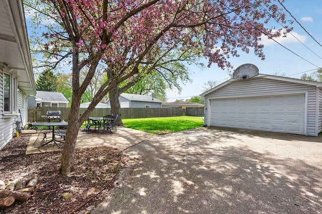 Building Photo - 33356 N Sears Blvd