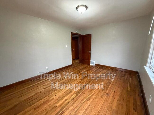 Building Photo - 6206 Evergreen Blvd