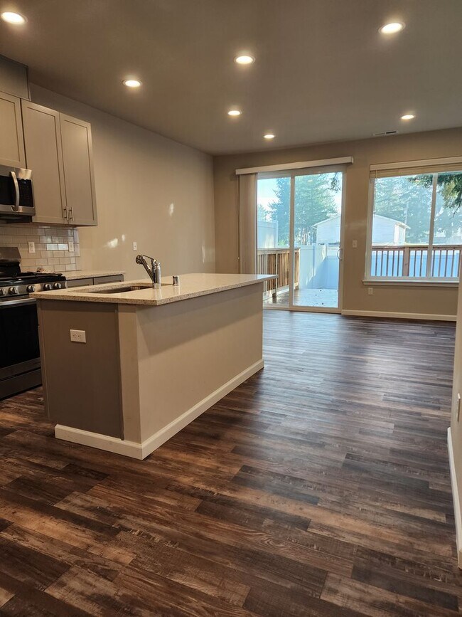 Building Photo - 15603 View Dr Ct SE