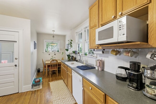 Building Photo - Charming 2 Bed 1 Bath House in Old Town!