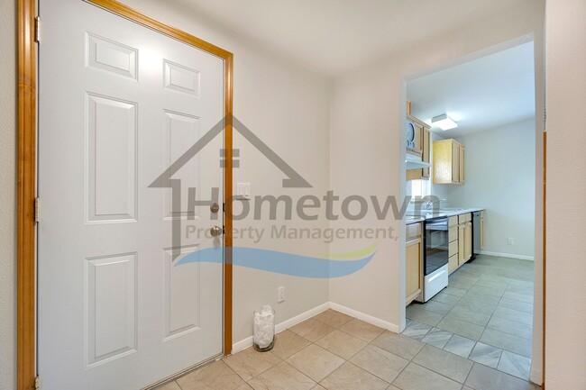 Building Photo - 2 Bedroom 1 Bath Home with Off-Street Park...