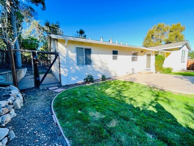 Building Photo - Charming and Move-in Ready 3BD/2BA, Single...