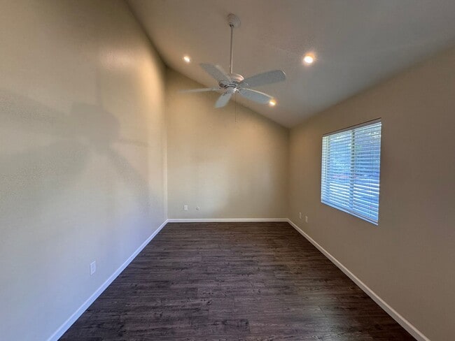 Building Photo - Spacious 4-Bedroom Townhome in Prime Clair...