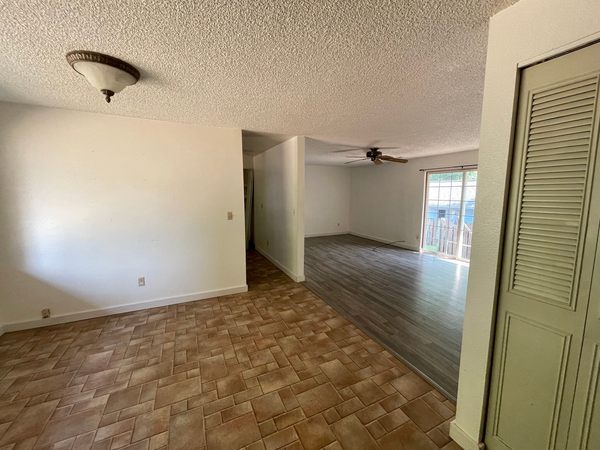 Building Photo - 100 SW Ruckel St