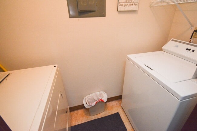 Building Photo - Secure Main Floor Condo w/ Garage!