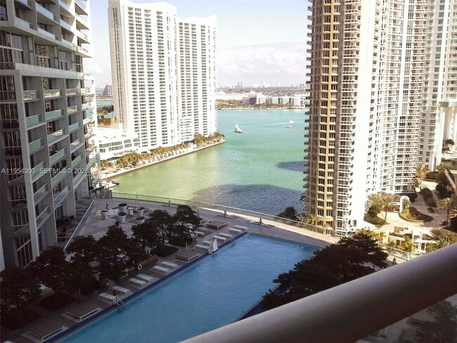 Building Photo - 495 Brickell Ave