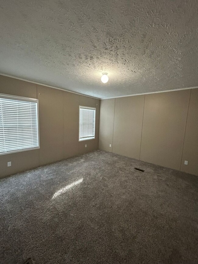 Building Photo - Private 3 Bedroom 2 Bath Home on 4 Acres