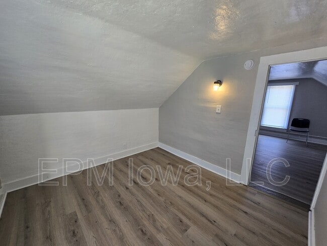 Building Photo - 740 W 11th St