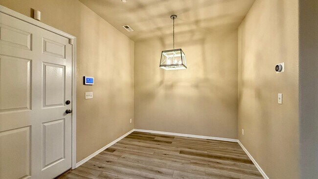 Building Photo - Modern Townhome with Mountain Views in Claremont Ranch