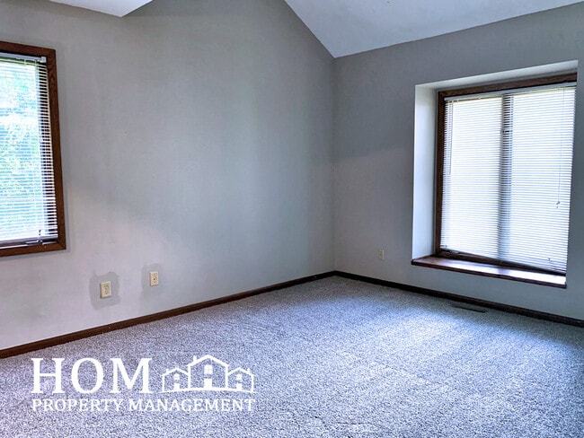 Building Photo - 25 Camelot Ln