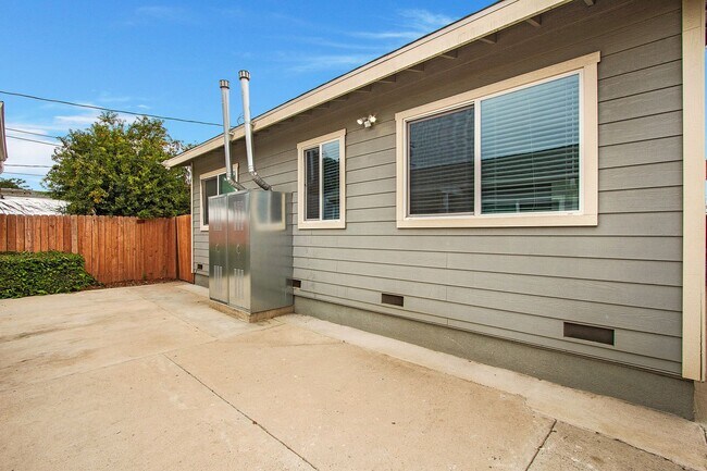 Building Photo - Olive Avenue Triplex