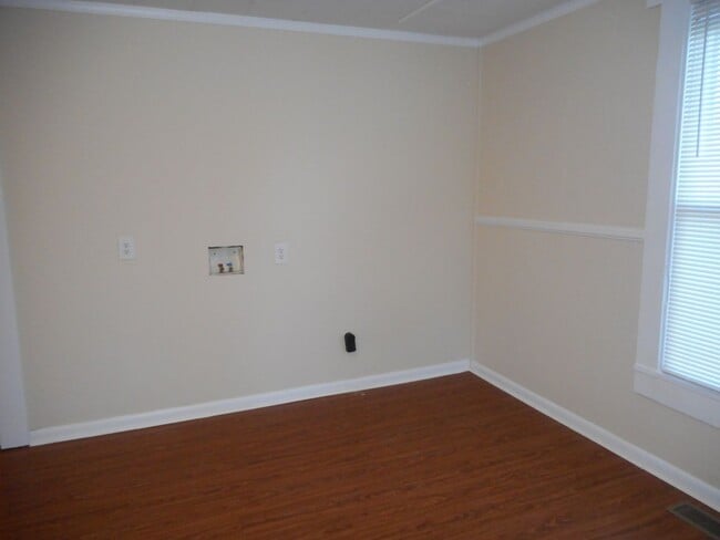 Building Photo - 2-Bedroom, 1- Bathroom Home Close to Downtown