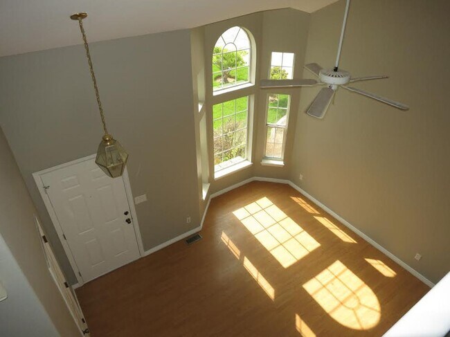Building Photo - 3 bedroom / 3 bathroom / 3 car garage!