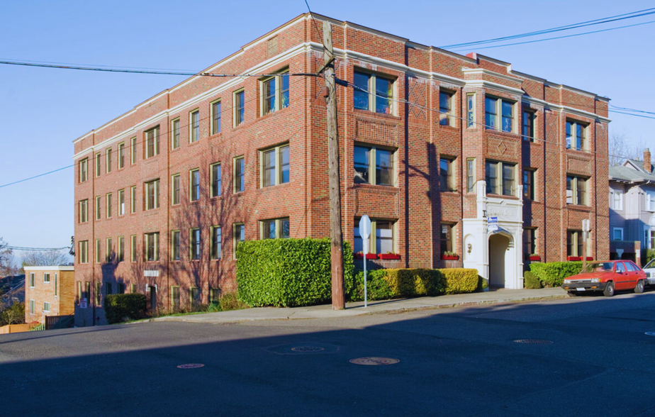 Building Photo - De Selm | Vintage Charm in the Heart of Ca...