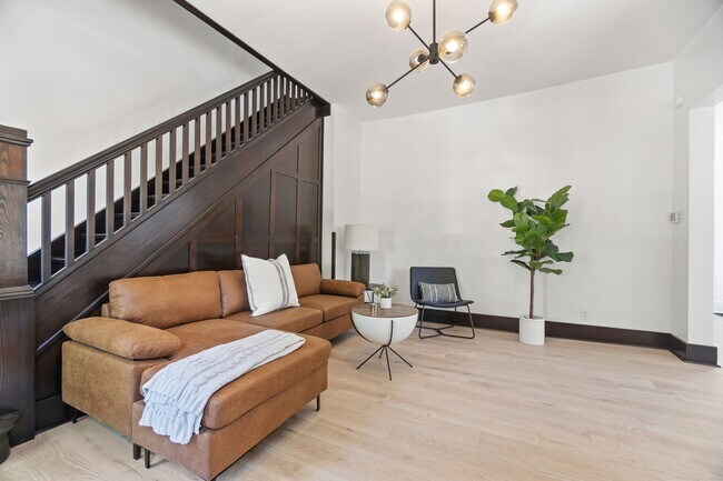 Building Photo - Renovated Historic Townhome — 2BR, 1,000 Sq Ft, West Central