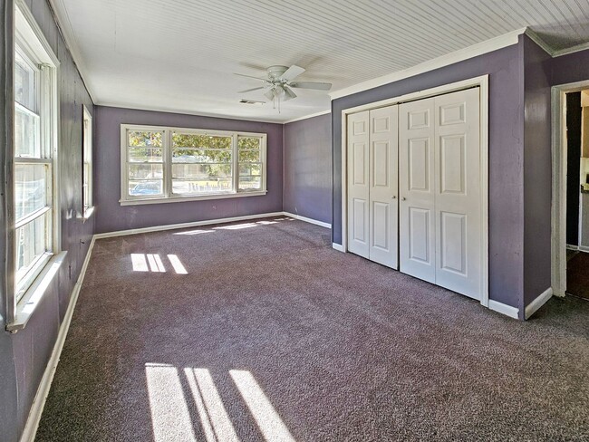 Building Photo - 4/2 Ranch with Fenced Yard