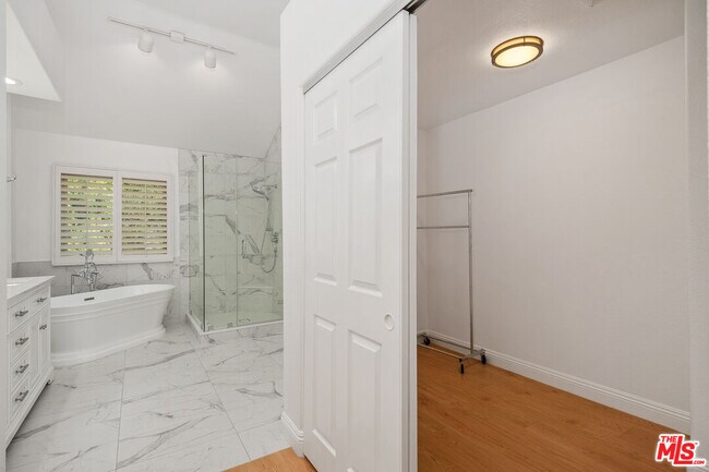 Building Photo - 622 Palisades Dr