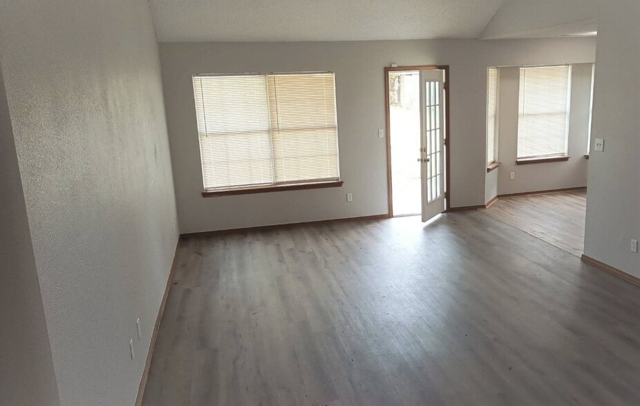 Building Photo - 11713 N 112th E Ave