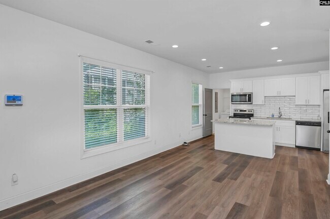 Building Photo - 2035 Rosewood Dr