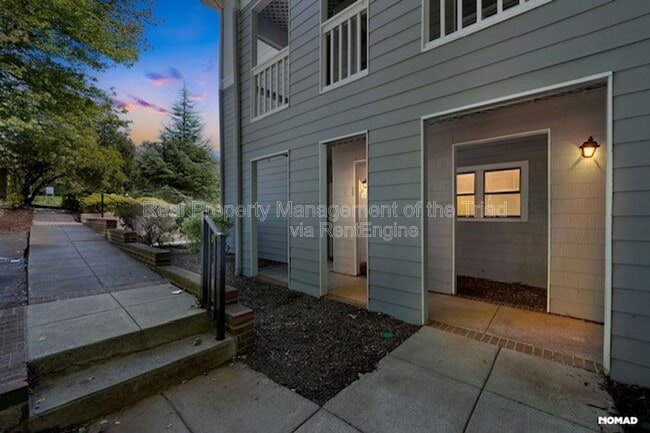 Building Photo - 201 Oakwood Ct