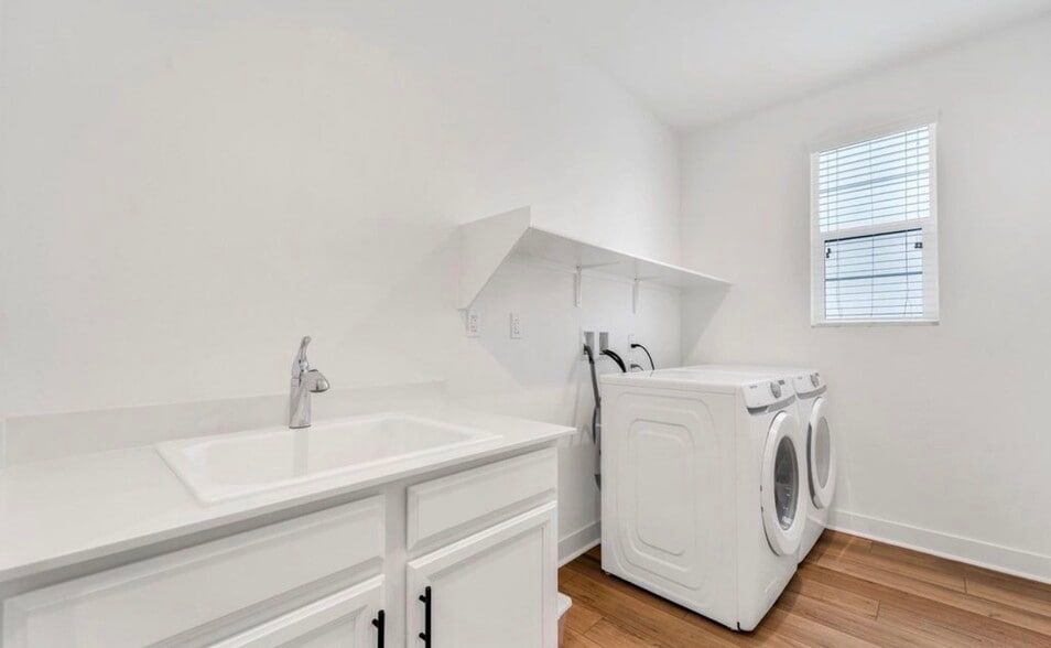 Building Photo - 440 Chorus