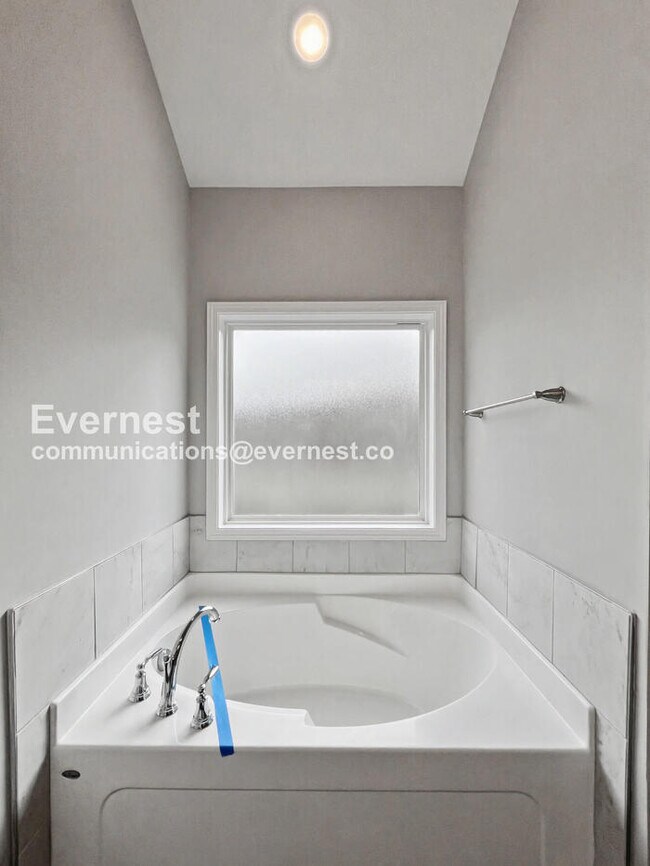 Building Photo - Limited Time Special Offer / 4 Bed, 2 Bath Home with Fenced Yard & Garage / Pet-Friendly / Vouche...