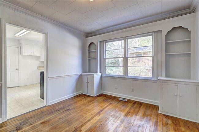 Building Photo - 2442 Tredway Dr