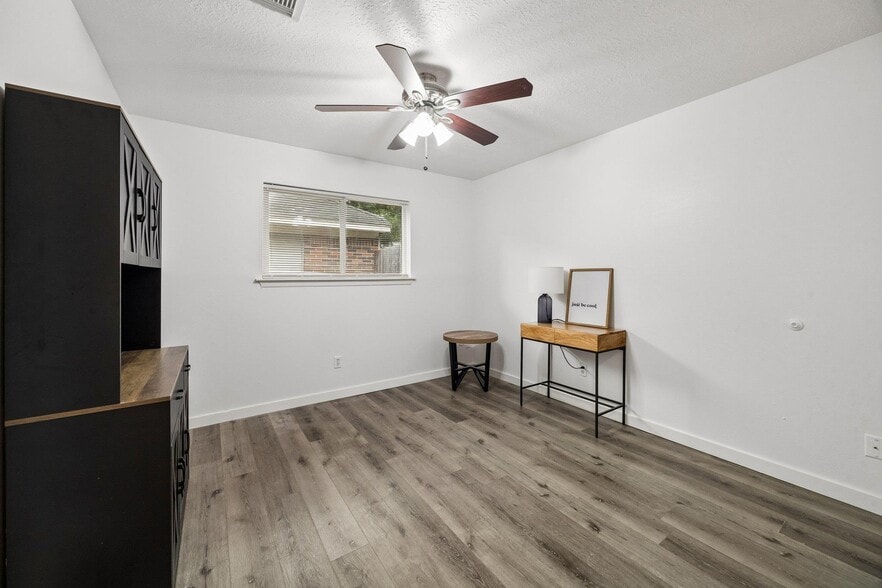 Building Photo - 10826 Lynbrook Dr