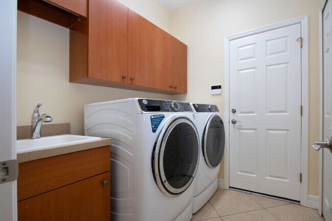 Building Photo - Rarely available executive home in The Hammocks is ready to rent on a long-term lease.