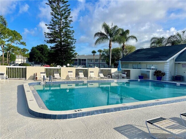 Primary Photo - 1504 SE Royal Green Cir