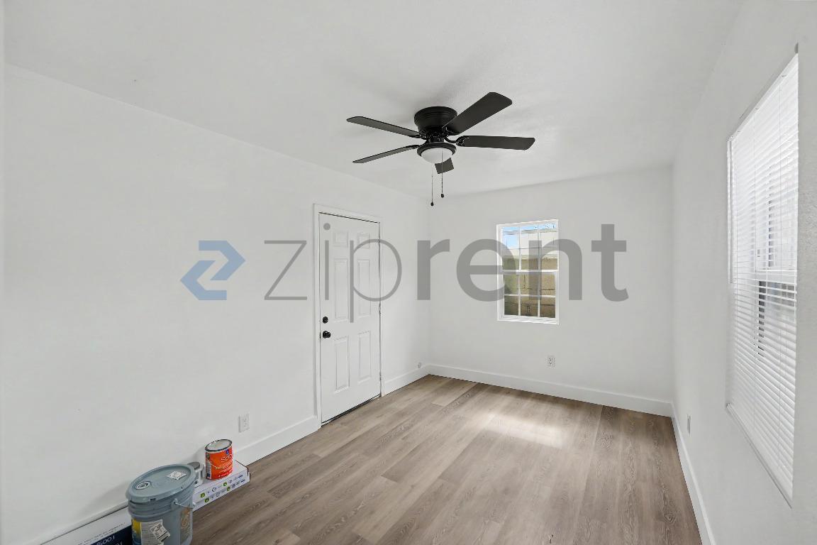 Building Photo - Unit
