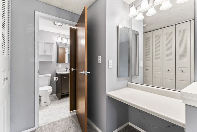 Building Photo - Special Offer – One Week Free Rent!